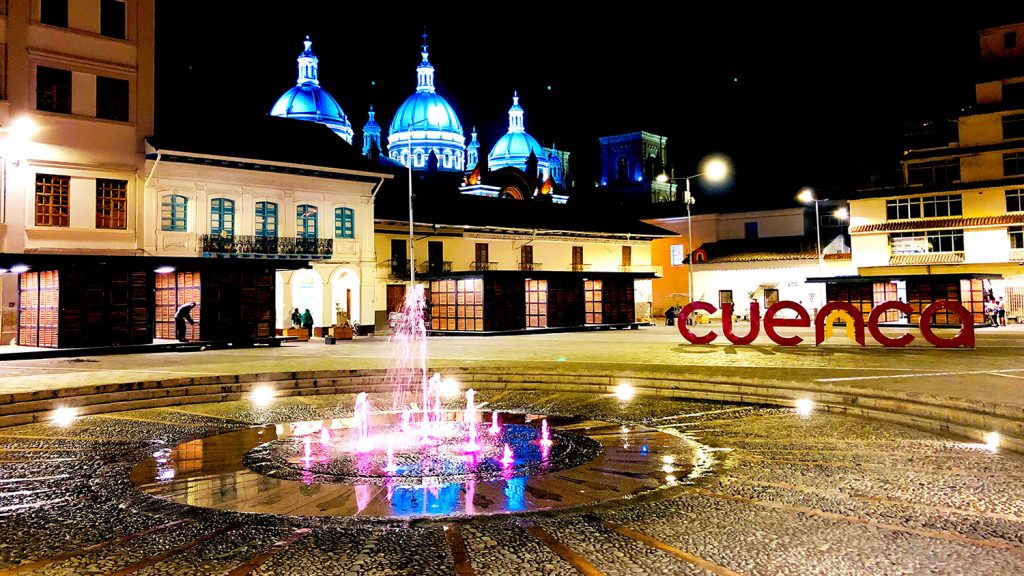 En Cuenca, Ecuador, puedes visitar la plaza San Francisco y hospedarte en el Hotel Fenix